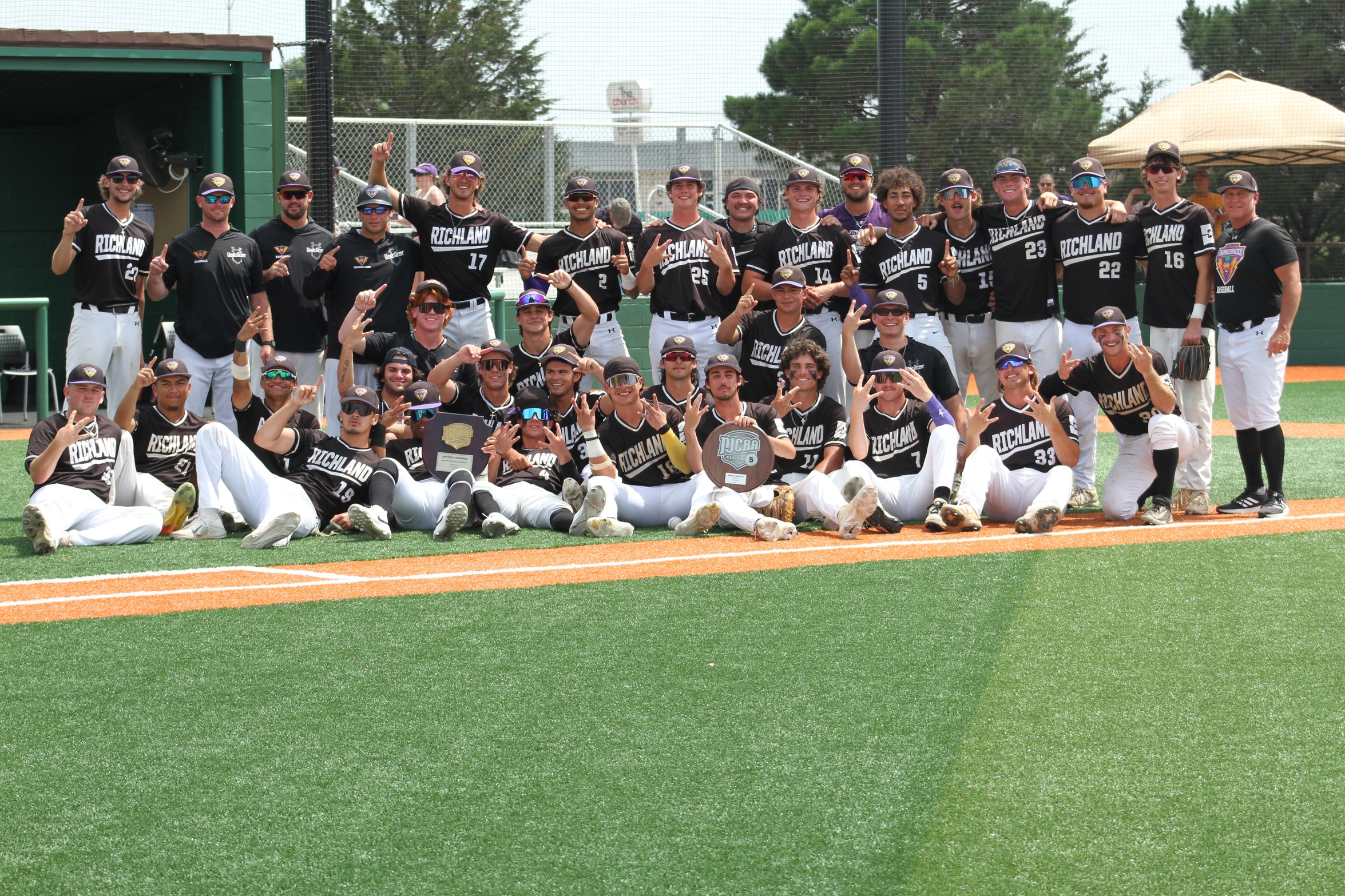 Richland Buzzes by Eastfield for District Championship