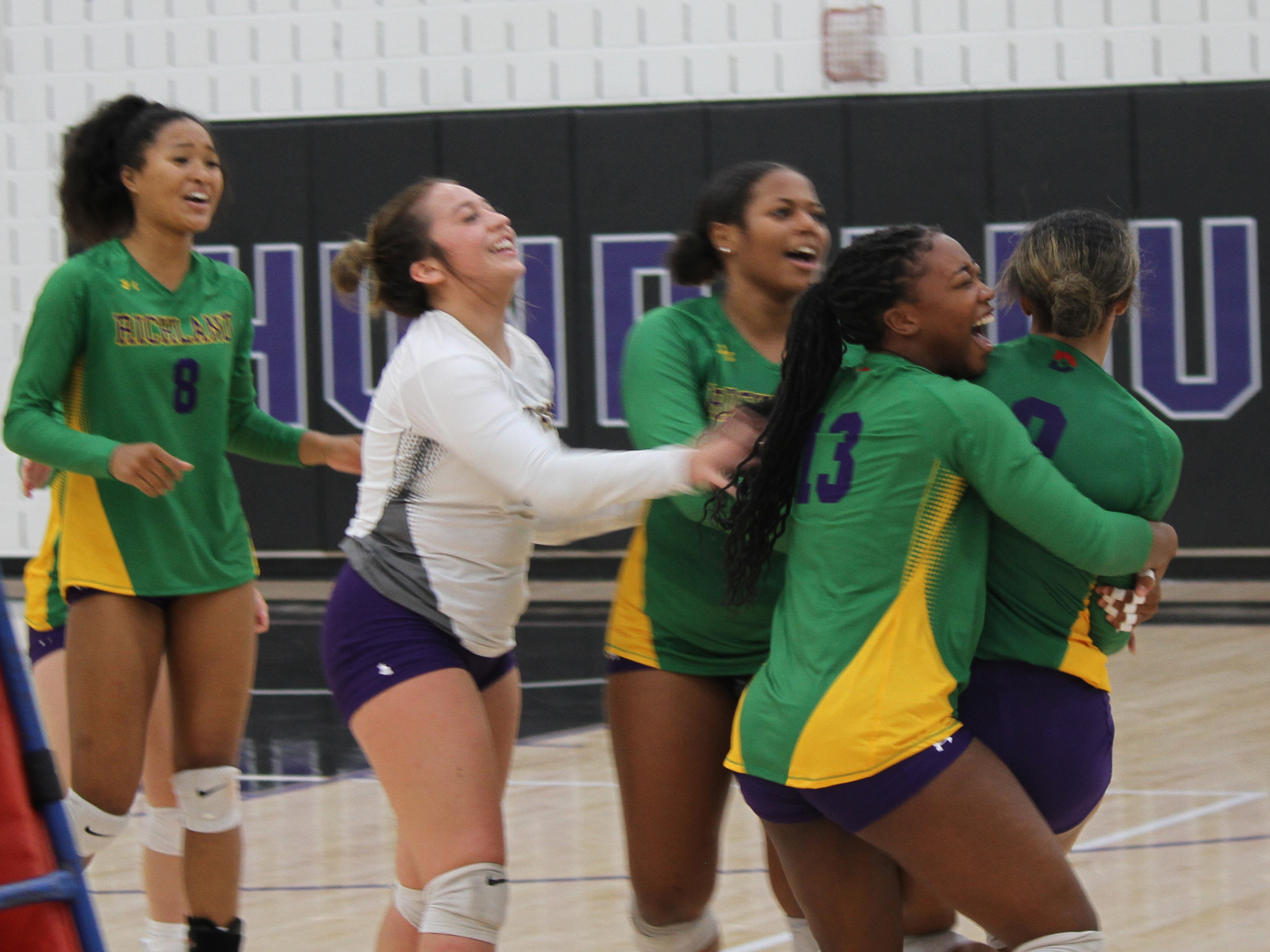 Thunderducks Rally to climb over Hill in 5